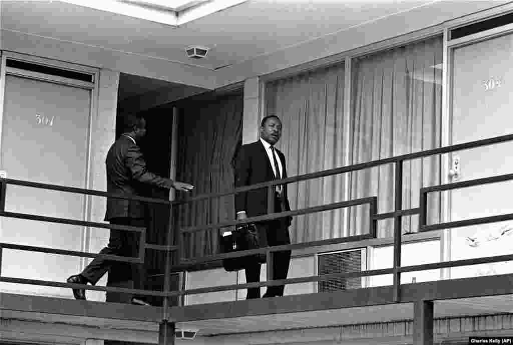 Dan kasnije, 4. aprila 1968., Martin Luther King mlađi je ubijen na balkonu motela u Memphisu u Tennesseju. na fotografiji: King (desno) na balkonu motela&nbsp;Lorraine u Memphisu, 3. april 1968.