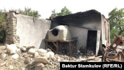 Баткендин Ак-Сай айылында чек ара жаңжалында өрттөлгөн үй.