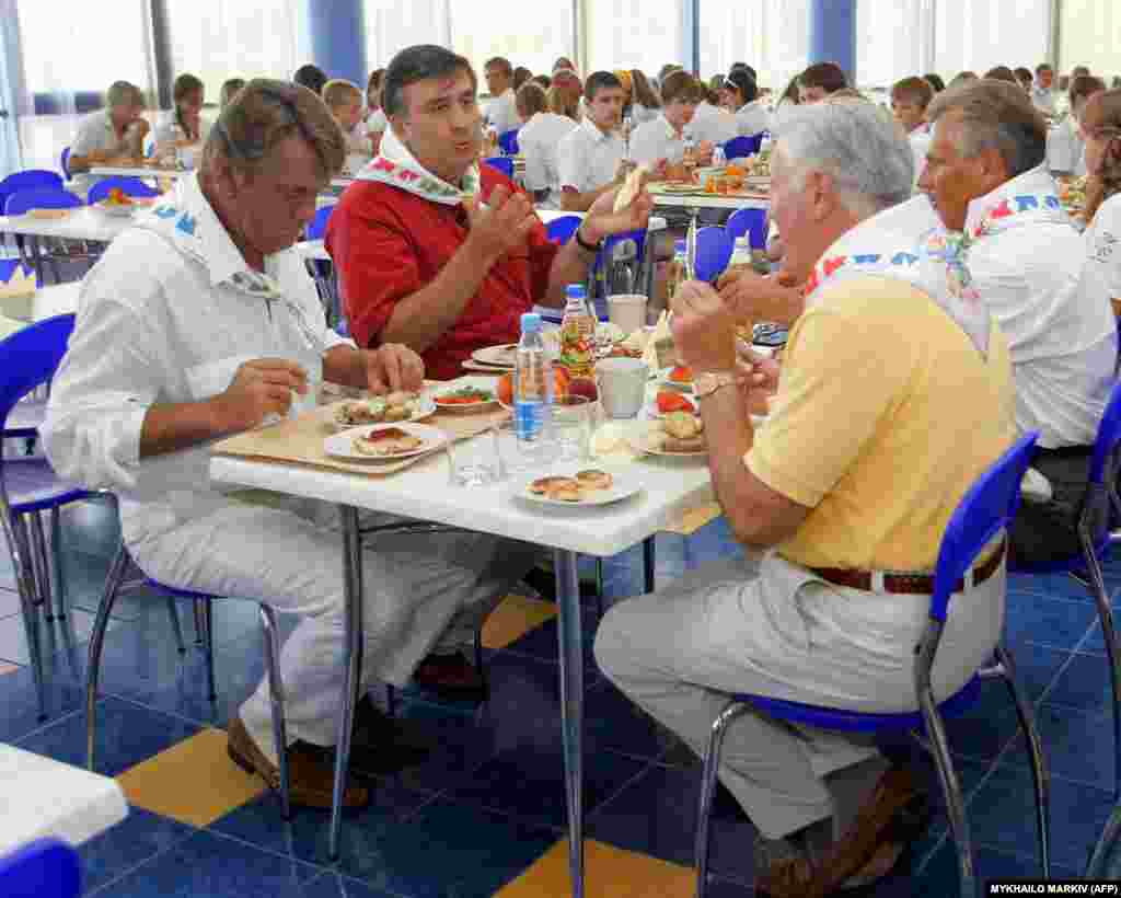 На фотографії, зробленій у серпні 2005 року, зображені (зліва направо) президент України Віктор Ющенко, президент Грузії Михайло Саакашвілі, президент Литви Валдіс Адамкус і президент Польщі Александр Кваснєвський за спільним обідом в «Артеку».На тлі економічних потрясінь 1990-х років об'єкт невдовзі занепав, а згодом був втягнутий у скандал через ймовірне сексуальне насильство