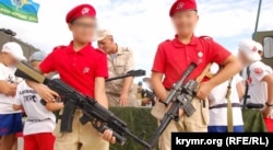 Хлопці з руху «Юнарамія» з російською стрілецькою зброєю на святкуванні Дня ПДВ, Крим, 2019 рік