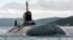 Taifun - clasa Akula, submarinul nuclear construit de URSS, rămâne cel mai mare submarin din lume, cu un deplasament de 25.000 de tone metrice, se îndreaptă spre Marea Barents, în largul coastelor arctice ale Rusiei, septembrie 2001.