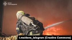 Рятувальники гасять пожежу, що виникла внаслідок російського удару по Харківщині, липень 2025 року