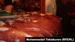 Мясной ряд на одном из рынков Бишкека, 2011 год.