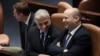 Premierul Israelului, Naftali Bennett (dreapta), și ministrul de Externe Yair Lapid (care va conduce guvernul până la alegerile din toamnă) înaintea votului de joi, 30 iunie, de dizolvarea a Knesset-ului, legislativul israelian. 