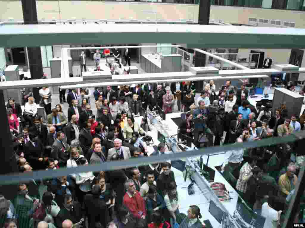 ...mnogi od zaposlenih su se sjećali njenog posljednjeg boravka u Pragu, prije 12 godina...