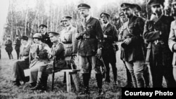 Amiralul Kolceak (în centru așezat), împreună cu ofițeri britanici pe Frontul de Est din Rusia (Sursă: Centrul de Cultură și Istorie Militară, Chișinău)