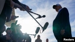 دونالد ترامپ در فرودگاه موریس‌تاون، در ایالت نیوجرسی، و پیش از سوار شدن به هواپیمای ویژه ریاست جمهوری با خبرنگاران گفت‌وگو می‌کرد