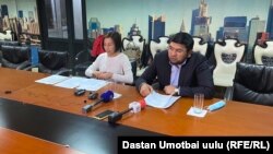 Улукбек Өмүрзаков жана анын адвокаты Назгүл Сүйүнбаева.