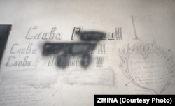 Написи на підтримку Росії у Херсонському ІТТ, зроблені російськими військовими