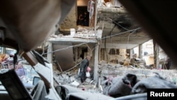 Izraeli légicsapásban megsemmisült lakásából menti egy palesztin férfi azt, amije megmaradt. 2024. május 9.