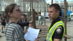 Встановлення дому-конструкції зі зруйнованого поселення ромів