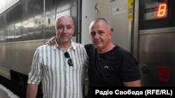 Владислав Єсипенко (п) і головний редактор проєкту Радіо Свобода Крим.Реалії Володимир Притула, Київ, 1 серпня 2025 року