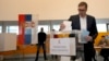 Aleksandar Vučić votează la alegerile din 3 aprilie. Președintele Serbiei era considerat favoritul alegerilor.