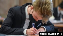 Magyar nyelv és irodalom írásbeli érettségi vizsgát tesznek a diákok a debreceni Fazekas Mihály Gimnáziumban, 2021. május 3-án.