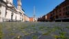 Iarba crescând printre pietre în Piazza Navona din Roma, acum pustie din cauza carantinei