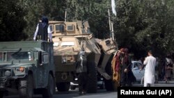 Талибдер Кабулдагы аэропортко кеткен жолду кайтарып турушат, 16-август 2021-жыл.