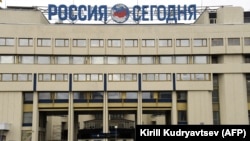 Телекомпанія RT, формально «незалежна», працює в будівлі російського державного агентства «Россия сегодня» в Москві