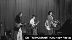 Viktor Coj (j) and his band Kino in the Leningrad Rock Club in the 1980s