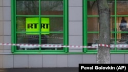 Embleme RT la o fereastră a sediului său de la Moscova