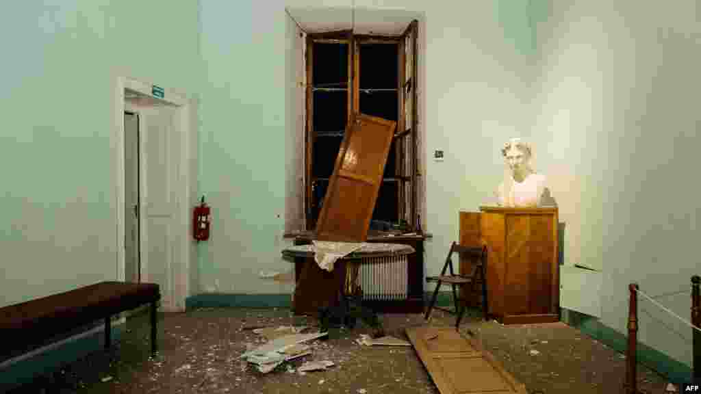 Ezen a 2023. november 5-én készült, az Odesszai Nemzeti Szépművészeti Múzeum által közzétett felvételen az orosz rakétatámadás során megrongálódott kiállítóterem látható&nbsp;