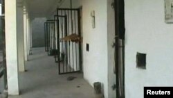 Банну шаарындагы арестанттар качып кетип, ээн калган абак жайдын эшиктери ачык турат. Пакистан. 15-апрель 2012