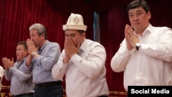 Представители альянса в Баткене. 12 августа 2017 года. Фото взято с официальной странички Бакыта Торобаева в "Фейсбуке".
