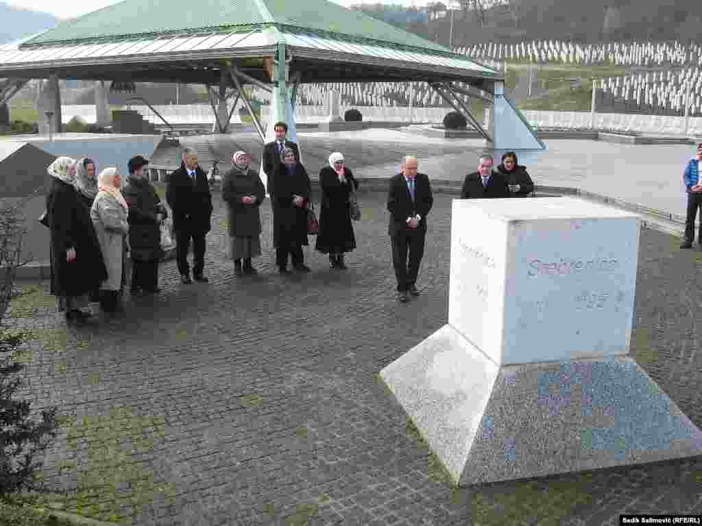 Валентин Инцко, висок претставник на меѓународната заедница во Босна и Херцеговина, често го посетуваше Меморијалниот центар Поточари и поголемиот дел од своето време го поминуваше во разговор со мајките на Сребреница.