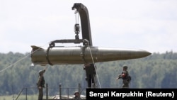 Російські військовослужбовці оснащують тактичний ракетний комплекс «Іскандер», архівне ілюстративне фото