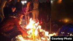 Građani Novog Sada pale sveće za nastradale (Foto: www.021.rs)