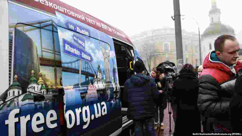 Зараз на лікуванні в Україні перебуває 79 949 осіб. Однак, за даними ЮНЕЙДС, більш ніж 100 тисяч ВІЛ-інфікованих українців ще не знають про свій діагноз