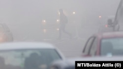 Szmogriadó Nyíregyházán 2017 elején. (MTI/Balázs Attila)