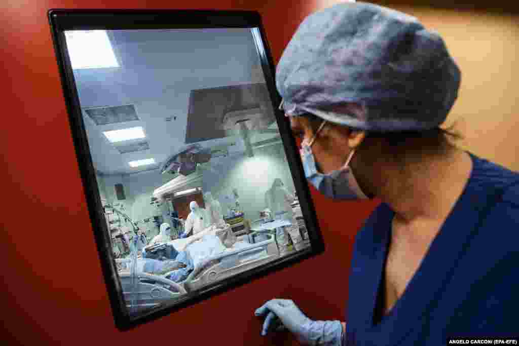Лекари и медицински сестри кои носат заштитна опрема работат во одделот за интензивна нега за ковид-3 во болницата Казал Палоко во близина на Рим, Италија, 22 април 2020 година.&nbsp;