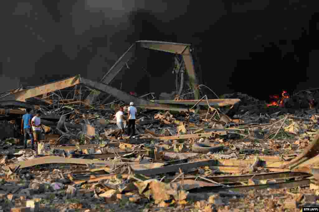 Kështu duket zona afër portit të Bejrutit, ku ndodhi shkatërrimi. Ndërtesa të shumta janë shkatërruar tërësisht, ndërsa shpërthimi, thuhet se është ndjerë në tërë kryeqytetin libanez.&nbsp;