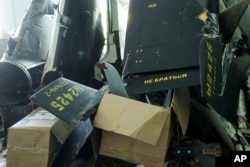 Частини збитих безпілотників «Шахед», запущених Росією, складені в приміщенні дослідницької лабораторії в Києві