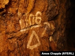 یک علامت راهنما که روی دیواره یکی از معادن متروکه اورانیوم در کوهستان‌های بوهمیا نقش بسته بوده.