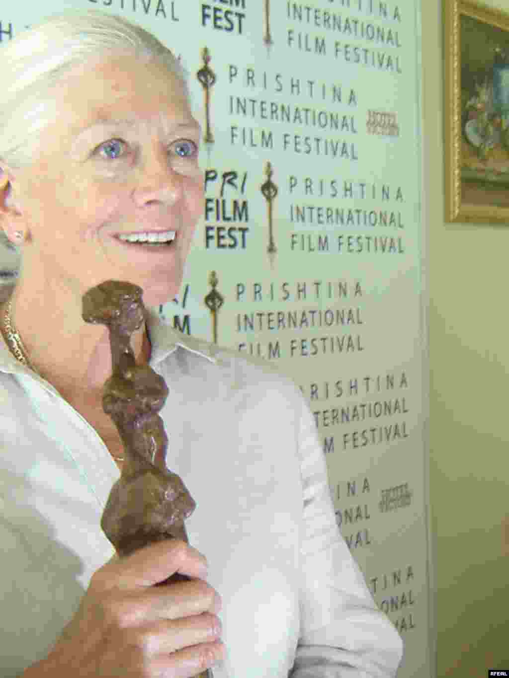 Vanesa Redgrejv vizitoi Kosovën - Aktorja e njohur britanike, Vanesa Redgrejv, ka qëndruar në Kosovë. Ajo kishte thënë se ndihej me fat për vizitën që mundi t’i bëjë Kosovës. Skulptori kosovar, Luan Mulliqi, i kishte dorëzuar fitueses së çmimit Oskar një dhuratë - një skulpturë, e cila simbolizon nënat shqiptare, të cilat vazhdojnë t’i kenë të zhdukur familjarët e tyre. 