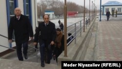 Азим Иброхим (справа) и Жениш Разаков в Исфаре, 14 января 2020 года