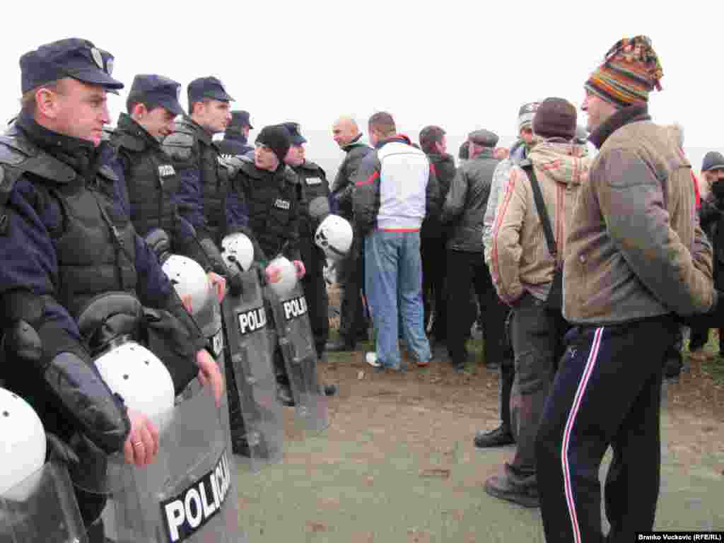 Italijanska kompanija Fiat sa zabrinutošću prati razvoj događaja u Korman polju na kome treba da budu podignuti proizvodni pogoni najvećih i najznačajnijih snabdevača auto delovima za njegovu kompaniju u Kragujevcu. Nezadovoljni vlasnici parcela nastavljaju sa blokadom, a početak radova obezbeđivala je policija, 20.01.2011. Foto: Branko Vučković 