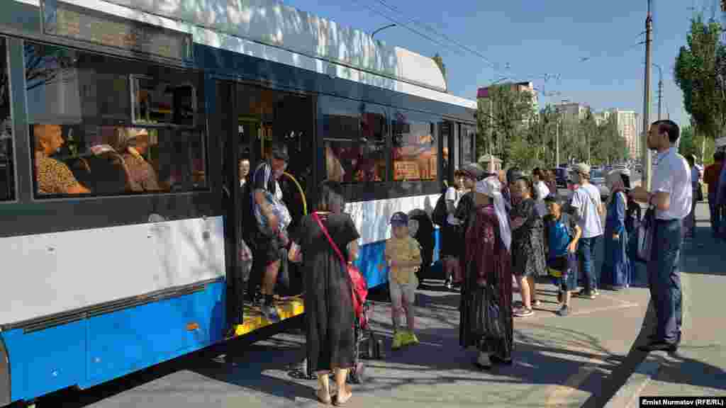 В городе &laquo;на ходу&raquo; всего 140 троллейбусов и 110 автобусов.