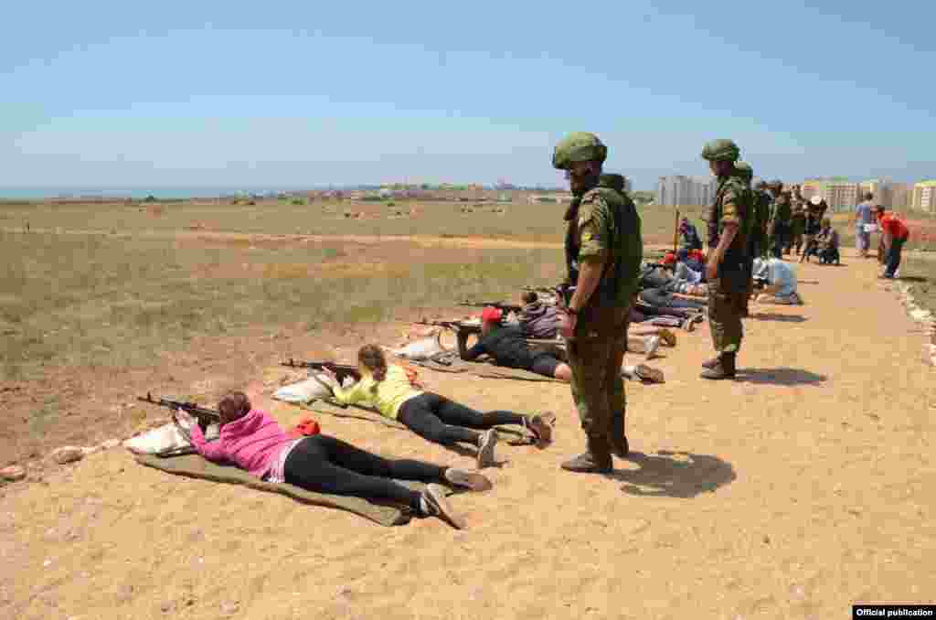 Стрільби під час фінального етапу Всеросійської військово-спортивної гри &laquo;Перемога&raquo; (беруть часть&nbsp;діти віком від&nbsp;14 до 16 років). Окупований Росією Севастополь, 1 липня 2015 року. Більше про це тут