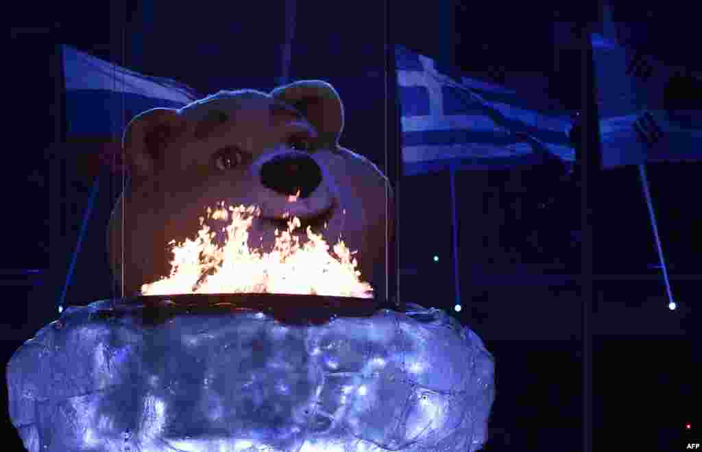 Олимпиаданын символу түндүк уюлдук аюу олимпиада отун өчүрүүгө камынууда. 