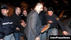 На следующий день «стороны» позвали дискутировать в телекомпанию «Кавкасиа». Здесь уже экстремисты просчитались, ворвашись в прямой эфир и побив журналистов, в том числе главную звезду компании – Давида Акубардиа