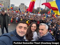 George Simion, liderul AUR, Ana Maria Gavrilă, lidera POT, și Călin Georgescu, fost candidat la prezidențiale, la mitingul împotriva guvernului Marcel Ciolacu, pe 1 martie.