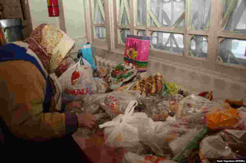 Добровольные приношения от прихожан в день Рождества. Алматы, 7 января 2014 года. 