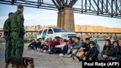 Migranți brazilieni depistați de poliția de frontieră americane, la granița dintre SUA și Mexic, în Sunland Park, New Mexic