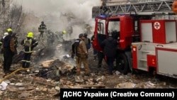 Рятувальники працюють на місці ракетного удару по Полтаві, 1 лютого 2025 року. Фото ілюстративне