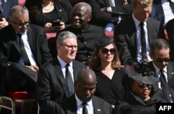 Premierul britanic Keir Starmer și soția lui, Victoria Starmer, la Vatican, 26 aprilie 2025.