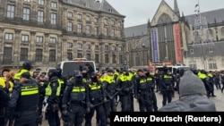 Policija u opremi za razbijanje demonstracija na glavom gradskom trgu u Amsterdamu, 10. novembar 2024.