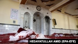 Fotografi brenda xhamisë në Kabul ku ndodhi sulmi që la 12 të vrarë. 