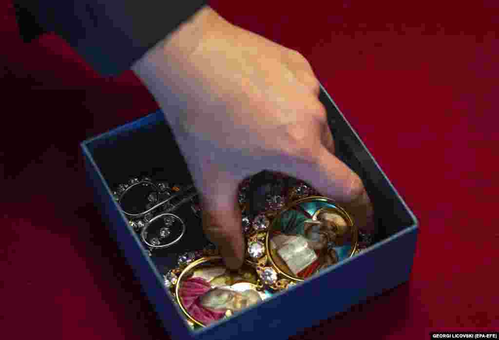 Усередині монастиря розташовані церкви Святого Георгія та Івана Бігорського. &laquo;Храм нашого покровителя, Святого Георгія, був побудований в 1835 році, але він був побудований на фундаменті церкви 16-го століття, яка також була присвячена святому Георгію&raquo;, &ndash; пояснює сестра Ефімія